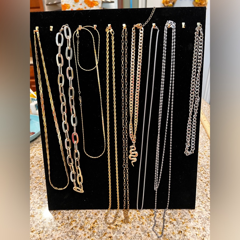 Mixed gold and silver tone chain lot